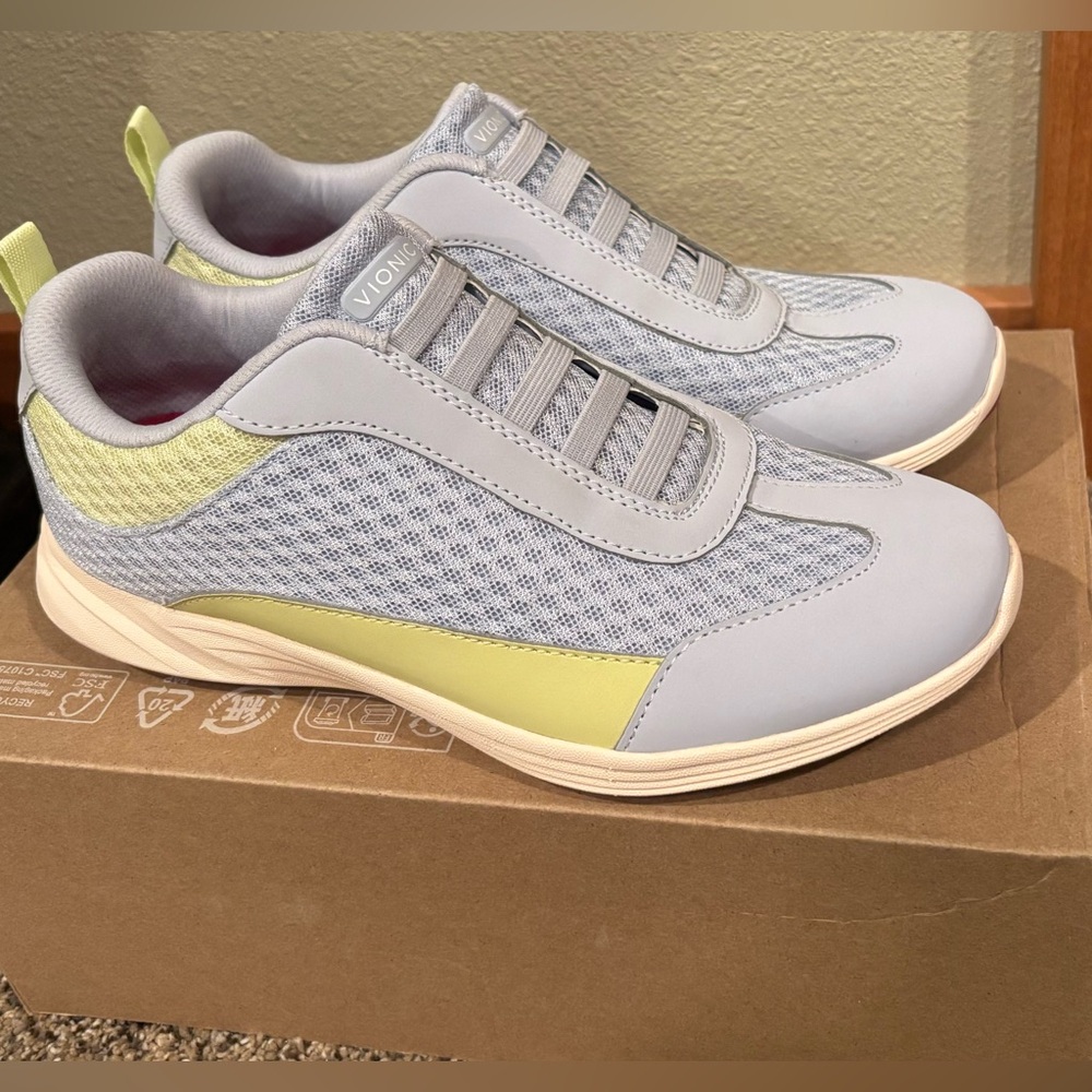 Vionic Womens Venus Slip On Sneakers EUC